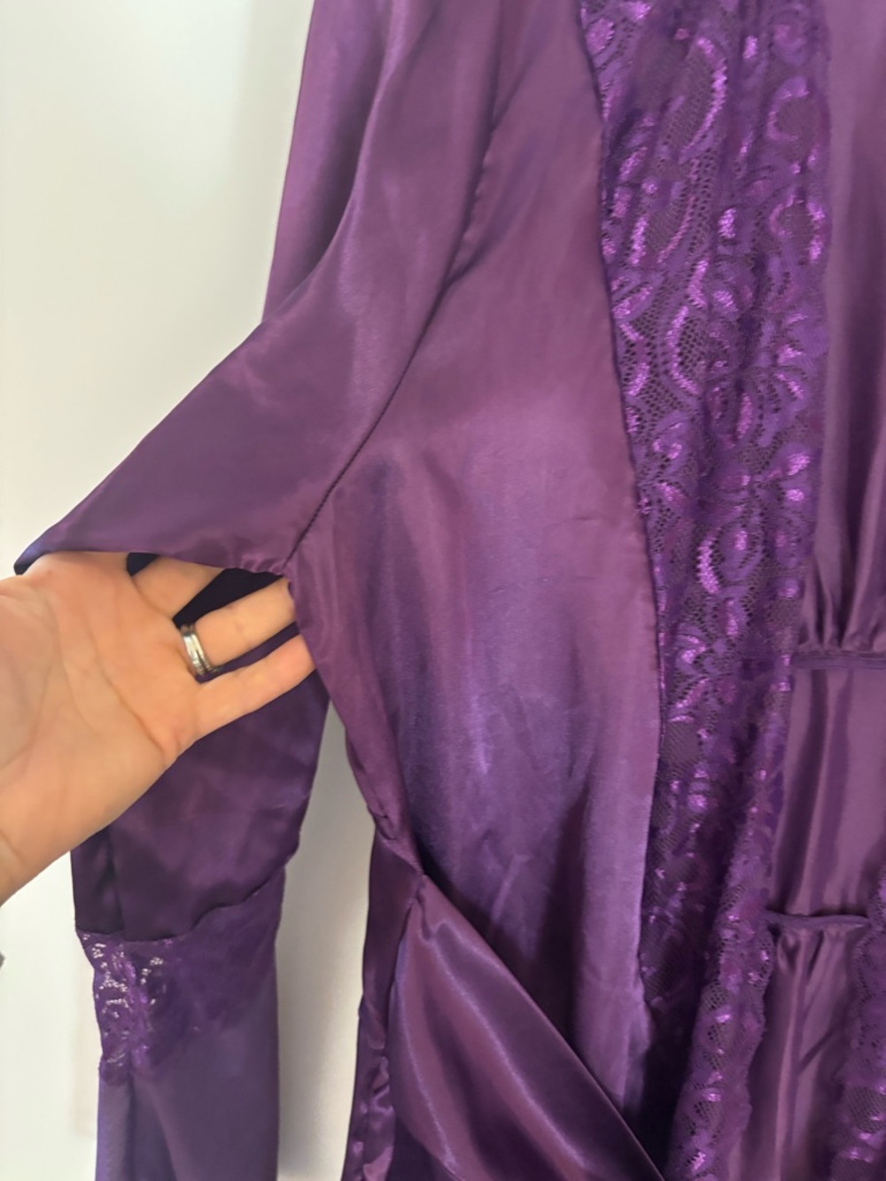 Vintage L-XL Lace Trim Women's Robe, Luxury, whimsigoth, fairycore, sleep gown - Picture 9 of 14